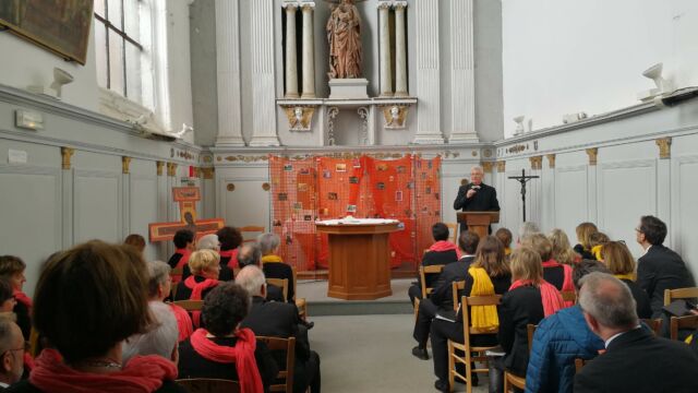 Le chef de choeur donnant les dernières consignes avant le concert