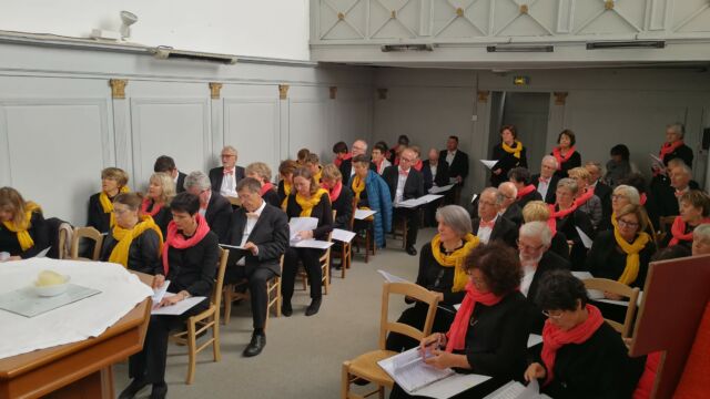 Les choristes écoutant les consignes avant le concert